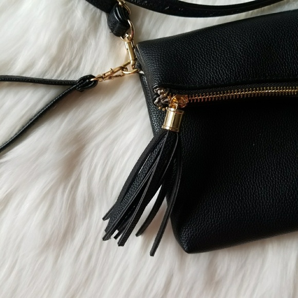 Black folded 2IN1 crossbody wrislet w/ tassel - Picture 2 of 4